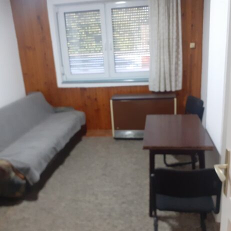 Izdajem kompletno namešten dvosoban stan 50 m2 u privatnoj kući na drugom spratu