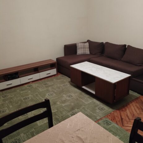 Izdajem dvoipo sobni namešten stan u prizemlju kuće