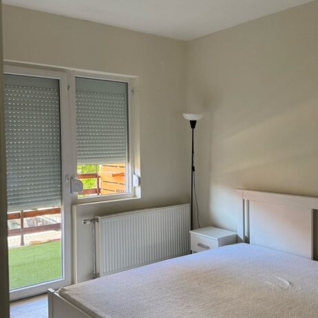 Izdaje se odličan,renoviran i prostoran stan u kući