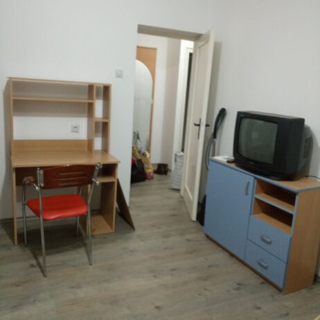 Izdajem jednosoban renoviran stan na duzi vremenski period u Čarnojevićevoj ulici. Stan je na 3 spratu pogodan za samce ,manju porodicu eventualno za studente. Grejanje TA . Cena 300 eura 0638825294