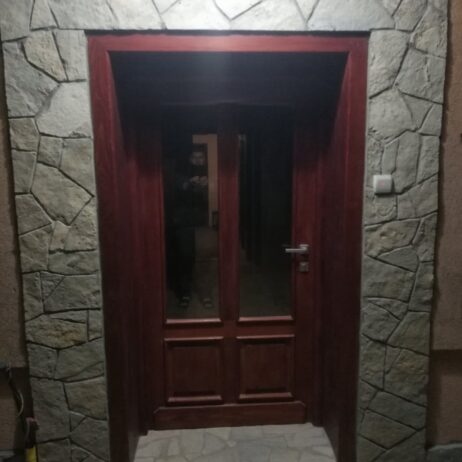 Izdajem studentkinjama lepe sobe iznad FZNR-a i DIF-a, CG,WiFi,VM, zajedničko kupatilo i kuhinja, poseban ulaz, cena 80e sa svim troškovima. 0655900700.