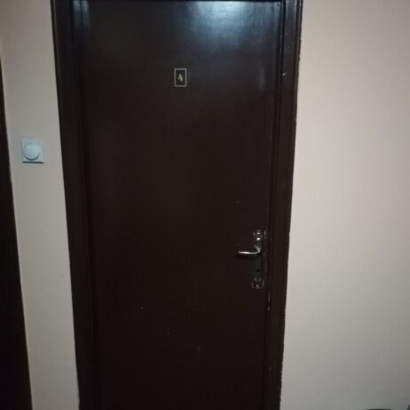 Izdajem studentkinjama lepe sobe iznad FZNR-a i DIF-a, CG,WiFi,VM, zajedničko kupatilo i kuhinja, poseban ulaz, cena 80e sa svim troškovima. 0655900700.