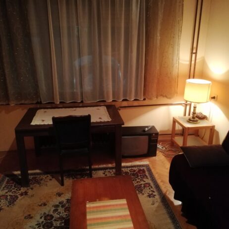 Izdajem studentkinjama lepe sobe iznad FZNR-a i DIF-a, CG,WiFi,VM, zajedničko kupatilo i kuhinja, poseban ulaz, cena 80e sa svim troškovima. 0655900700.