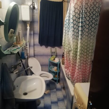 Izdajem studentkinjama lepe sobe iznad FZNR-a i DIF-a, CG,WiFi,VM, zajedničko kupatilo i kuhinja, poseban ulaz, cena 80e sa svim troškovima. 0655900700.