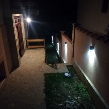 Izdajem studentkinjama lepe sobe iznad FZNR-a i DIF-a, CG,WiFi,VM, zajedničko kupatilo i kuhinja, poseban ulaz, cena 80e sa svim troškovima. 0655900700.