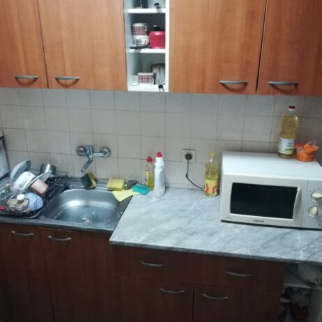 Izdajem studentkinjama lepe sobe iznad FZNR-a i DIF-a, CG,WiFi,VM, zajedničko kupatilo i kuhinja, poseban ulaz, cena 80e sa svim troškovima. 0655900700.