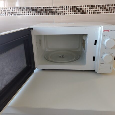 Prodajem mikrotalasnu pec malo korišćena 4000 tel 0611727189