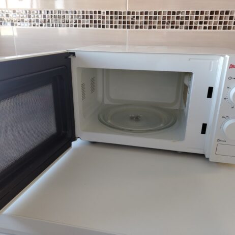 Prodajem mikrotalasnu pec malo korišćena 4000 tel 0611727189