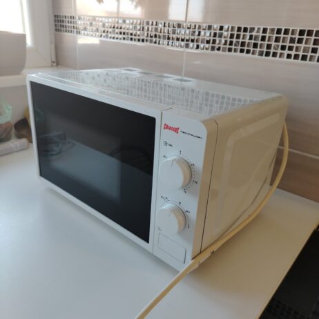 Prodajem mikrotalasnu pec malo korišćena 4000 tel 0611727189