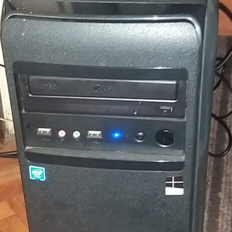 Desktop računar sa monitorom