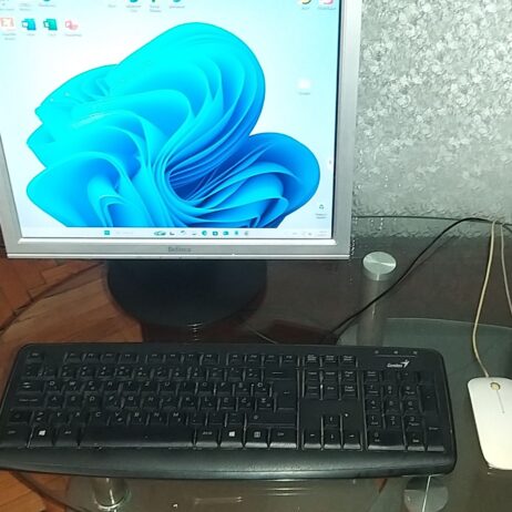 Desktop računar sa monitorom
