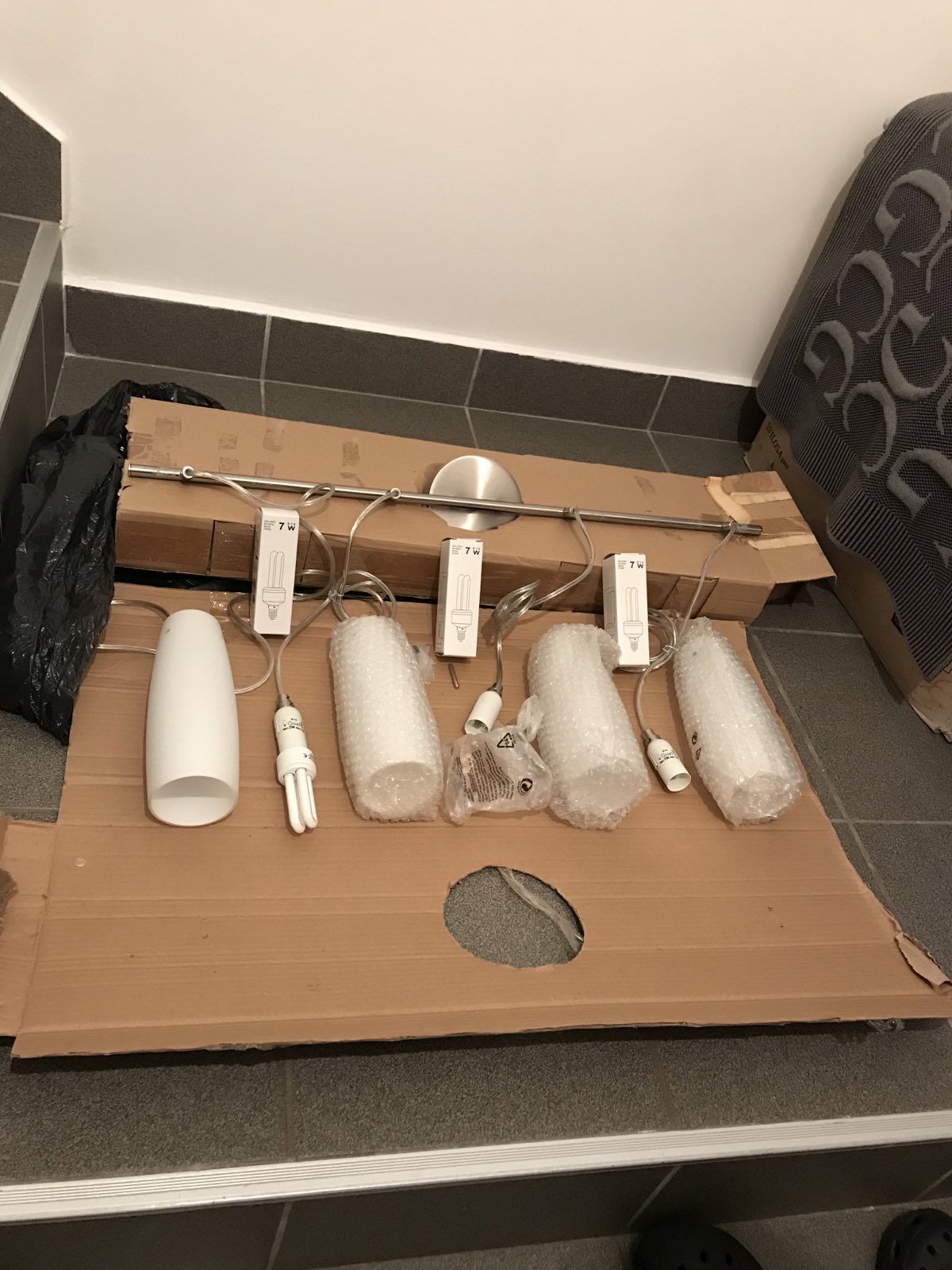 Lusteri Plafonjere prodajem NOV luster visilica sa 4 kugle 4.000 din