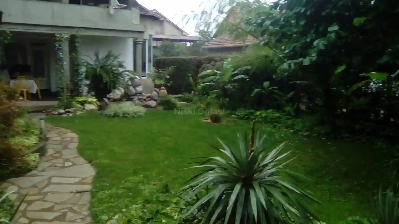 Izdajem namešten stan u prizemlju kuće u Brzom Brdu, sa parnim grejanjem. Stan je za jednu ili dve osobe. Sa svim troškovima i stanarinom – ukupna cena je 300E. Br tel. 0641735506