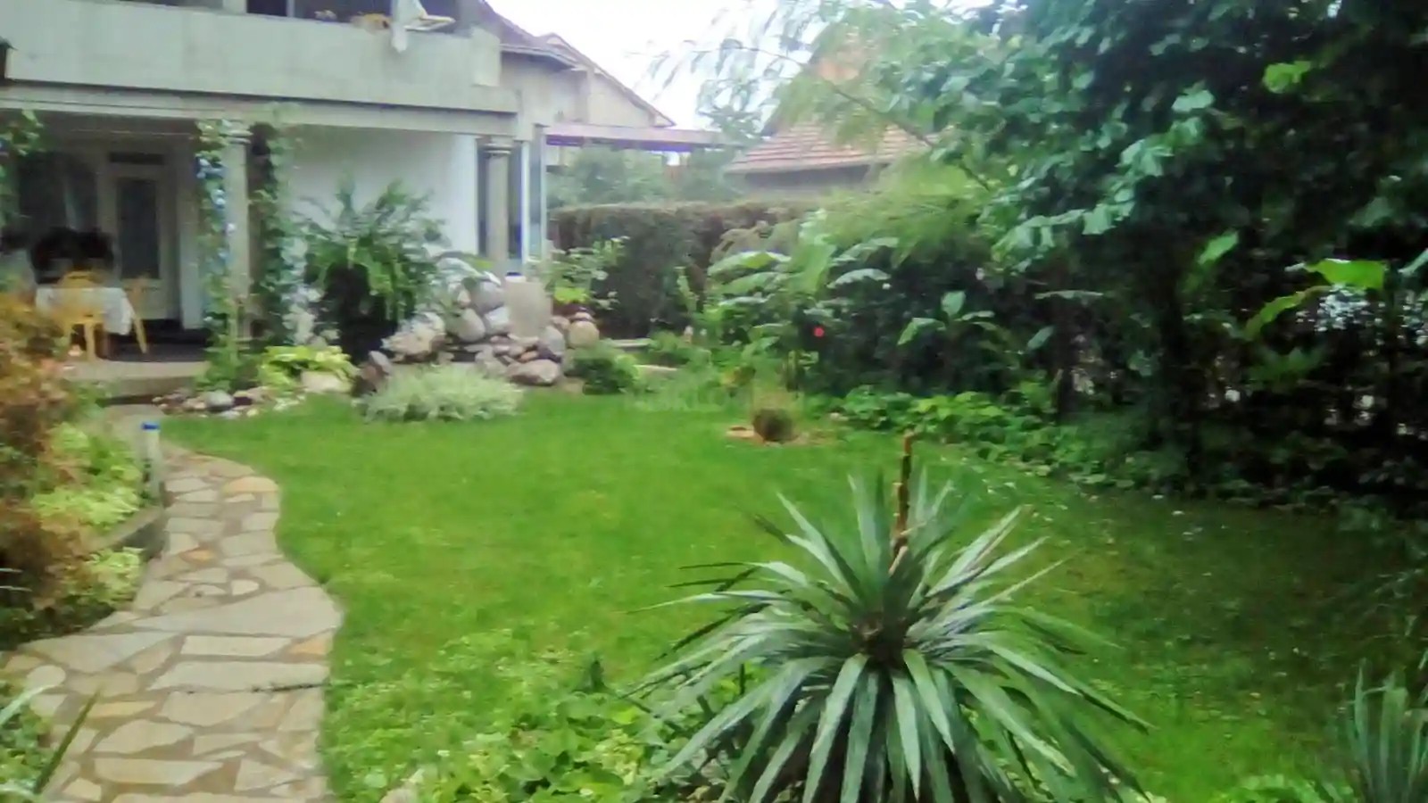 Izdajem namešten stan u prizemlju kuće u Brzom Brdu, sa parnim grejanjem. Stan je za jednu ili dve osobe. Sa svim troškovima i stanarinom – ukupna cena je 300E. Br tel. 0641735506