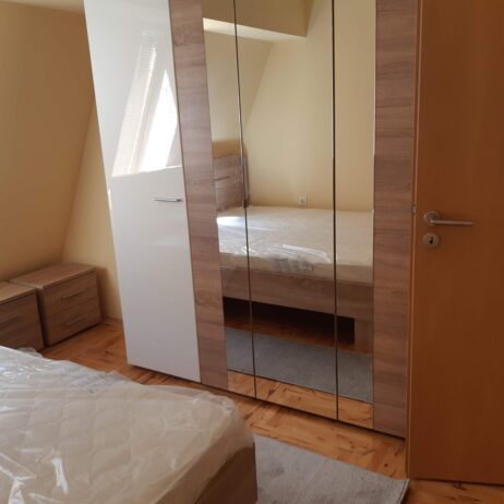 Izdajem stan velicine 57m2 u ulici Vojvode Vuka 1a/21 centar, 4 sprat nema lifta, mali parking, etazno grejanje , klima, terasa. Cena 350eura. Depozit obavezan. 0641108260