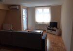 Izdajem stan velicine 57m2 u ulici Vojvode Vuka 1a/21 centar, 4 sprat nema lifta, mali parking, etazno grejanje , klima, terasa. Cena 350eura. Depozit obavezan. 0641108260