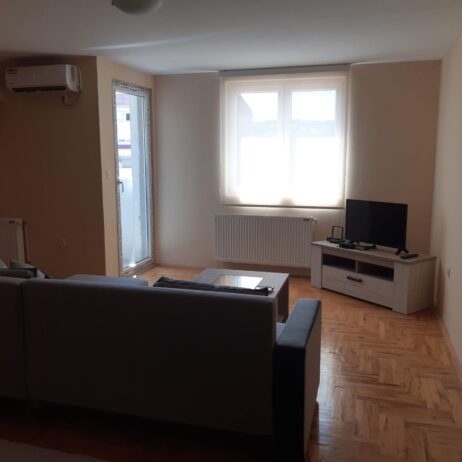 Izdajem stan velicine 57m2 u ulici Vojvode Vuka 1a/21 centar, 4 sprat nema lifta, mali parking, etazno grejanje , klima, terasa. Cena 350eura. Depozit obavezan. 0641108260