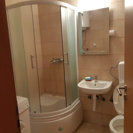 Izdajem stan velicine 57m2 u ulici Vojvode Vuka 1a/21 centar, 4 sprat nema lifta, mali parking, etazno grejanje , klima, terasa. Cena 350eura. Depozit obavezan. 0641108260