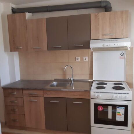 Izdajem stan velicine 57m2 u ulici Vojvode Vuka 1a/21 centar, 4 sprat nema lifta, mali parking, etazno grejanje , klima, terasa. Cena 350eura. Depozit obavezan. 0641108260