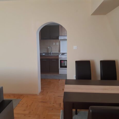 Izdajem stan velicine 57m2 u ulici Vojvode Vuka 1a/21 centar, 4 sprat nema lifta, mali parking, etazno grejanje , klima, terasa. Cena 350eura. Depozit obavezan. 0641108260
