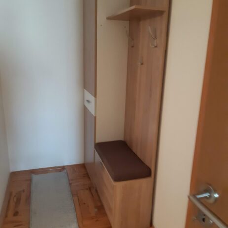 Izdajem stan velicine 57m2 u ulici Vojvode Vuka 1a/21 centar, 4 sprat nema lifta, mali parking, etazno grejanje , klima, terasa. Cena 350eura. Depozit obavezan. 0641108260