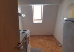 Izdajem stan velicine 57m2 u ulici Vojvode Vuka 1a/21 centar, 4 sprat nema lifta, mali parking, etazno grejanje , klima, terasa. Cena 350eura. Depozit obavezan. 0641108260