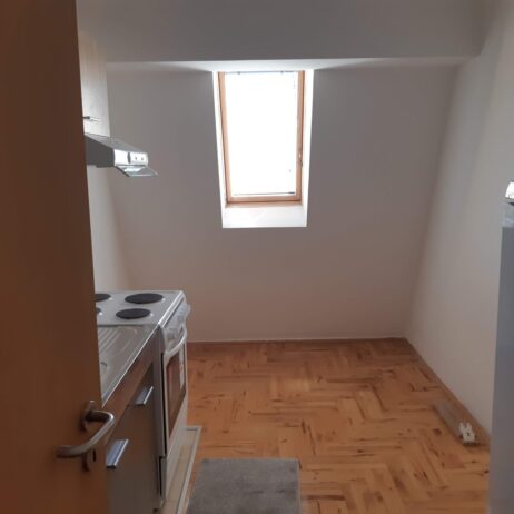 Izdajem stan velicine 57m2 u ulici Vojvode Vuka 1a/21 centar, 4 sprat nema lifta, mali parking, etazno grejanje , klima, terasa. Cena 350eura. Depozit obavezan. 0641108260