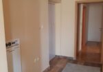 Izdajem stan velicine 57m2 u ulici Vojvode Vuka 1a/21 centar, 4 sprat nema lifta, mali parking, etazno grejanje , klima, terasa. Cena 350eura. Depozit obavezan. 0641108260