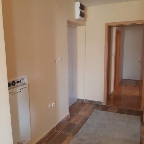 Izdajem stan velicine 57m2 u ulici Vojvode Vuka 1a/21 centar, 4 sprat nema lifta, mali parking, etazno grejanje , klima, terasa. Cena 350eura. Depozit obavezan. 0641108260