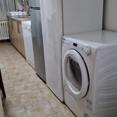 Izdajem dvoiposoban stan kod lutkarskog pozorista stan se nalazi u zgradi na 4 spratu sa liftom. Stan je povrsine 55m2 sa CG i inverter klomom. Struktura stana dnevni boravak, spavaca soba, kuhinja sa tarpezarijom, kupatilo i terasa. Stan je kompletno.opremljen i poseduje sve od tehnike.  0642159223