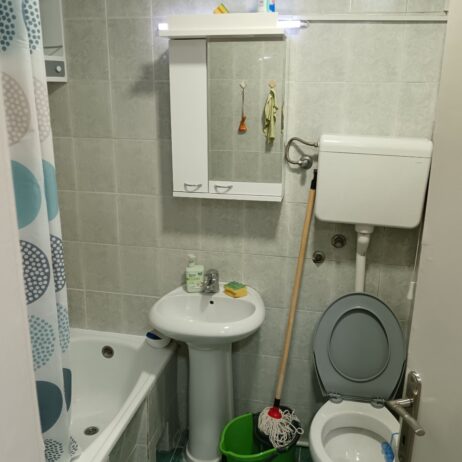 Izdajem dvoiposoban stan kod lutkarskog pozorista stan se nalazi u zgradi na 4 spratu sa liftom. Stan je povrsine 55m2 sa CG i inverter klomom. Struktura stana dnevni boravak, spavaca soba, kuhinja sa tarpezarijom, kupatilo i terasa. Stan je kompletno.opremljen i poseduje sve od tehnike.  0642159223