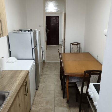 Izdajem dvoiposoban stan kod lutkarskog pozorista stan se nalazi u zgradi na 4 spratu sa liftom. Stan je povrsine 55m2 sa CG i inverter klomom. Struktura stana dnevni boravak, spavaca soba, kuhinja sa tarpezarijom, kupatilo i terasa. Stan je kompletno.opremljen i poseduje sve od tehnike.  0642159223