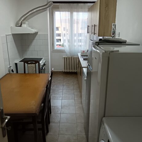Izdajem dvoiposoban stan kod lutkarskog pozorista stan se nalazi u zgradi na 4 spratu sa liftom. Stan je povrsine 55m2 sa CG i inverter klomom. Struktura stana dnevni boravak, spavaca soba, kuhinja sa tarpezarijom, kupatilo i terasa. Stan je kompletno.opremljen i poseduje sve od tehnike.  0642159223