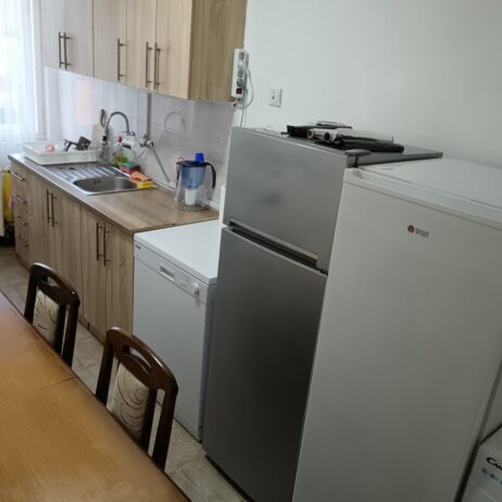 Izdajem dvoiposoban stan kod lutkarskog pozorista stan se nalazi u zgradi na 4 spratu sa liftom. Stan je povrsine 55m2 sa CG i inverter klomom. Struktura stana dnevni boravak, spavaca soba, kuhinja sa tarpezarijom, kupatilo i terasa. Stan je kompletno.opremljen i poseduje sve od tehnike.  0642159223