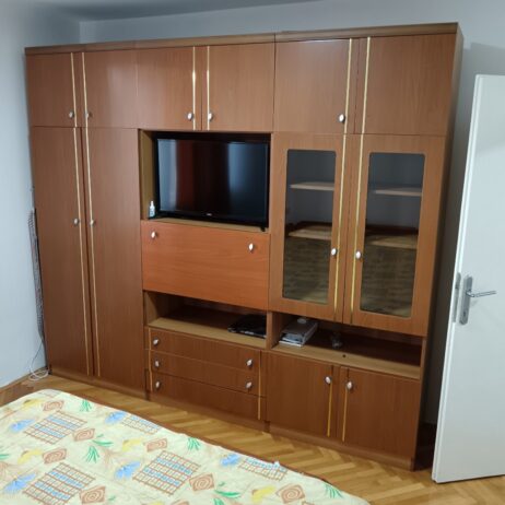 Izdajem dvoiposoban stan kod lutkarskog pozorista stan se nalazi u zgradi na 4 spratu sa liftom. Stan je povrsine 55m2 sa CG i inverter klomom. Struktura stana dnevni boravak, spavaca soba, kuhinja sa tarpezarijom, kupatilo i terasa. Stan je kompletno.opremljen i poseduje sve od tehnike.  0642159223