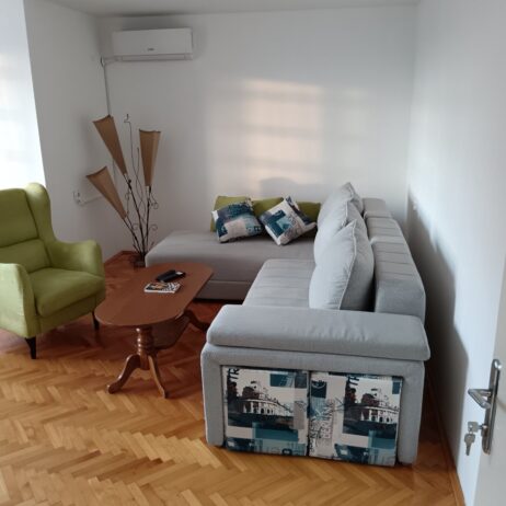 Izdajem dvoiposoban stan kod lutkarskog pozorista stan se nalazi u zgradi na 4 spratu sa liftom. Stan je povrsine 55m2 sa CG i inverter klomom. Struktura stana dnevni boravak, spavaca soba, kuhinja sa tarpezarijom, kupatilo i terasa. Stan je kompletno.opremljen i poseduje sve od tehnike.  0642159223