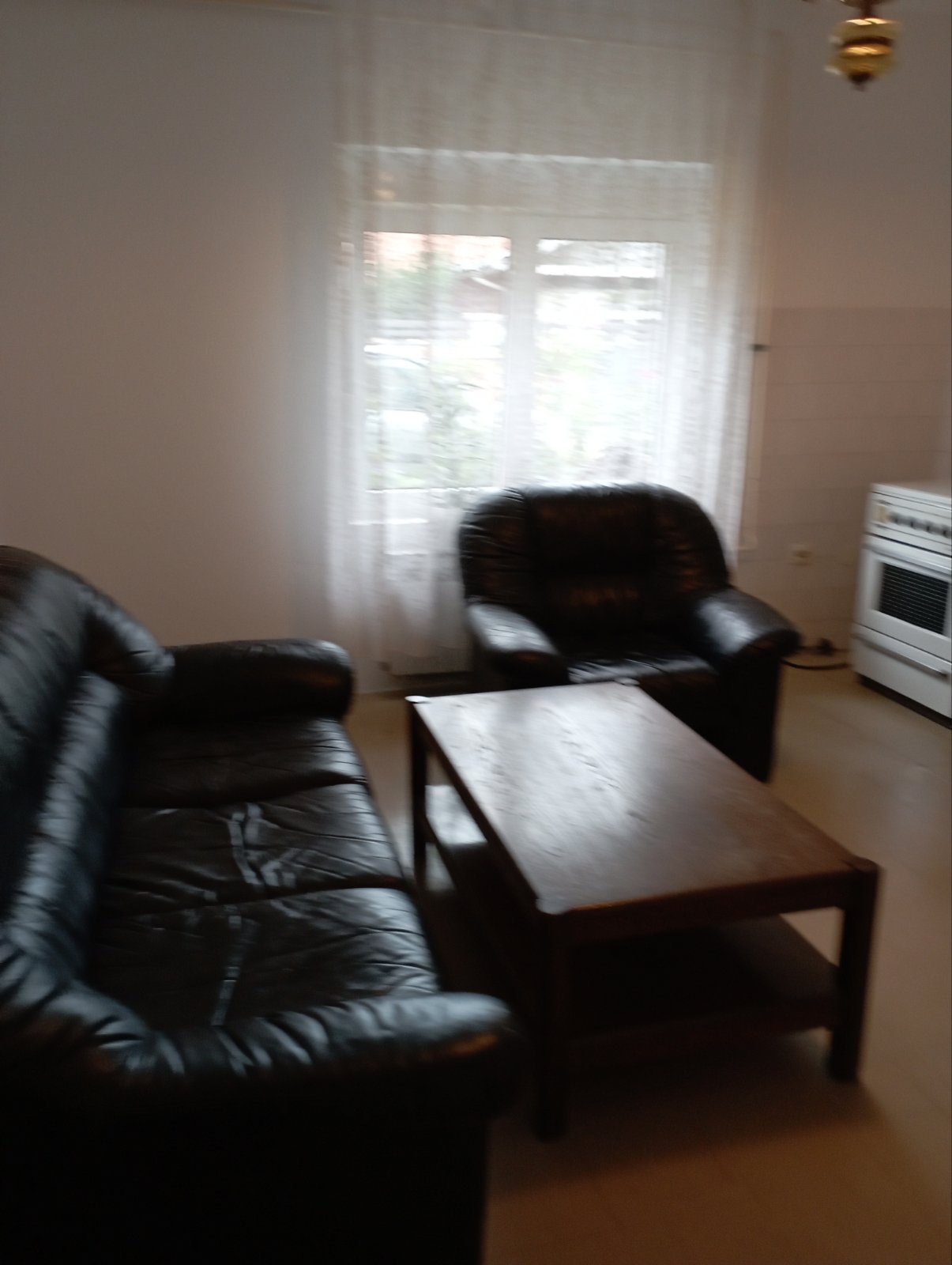 Izdajem polunamesten stan u prizemlju kuce u Durlanu, poseban ulaz , odvojena struja , grejanje TA. 0637627095