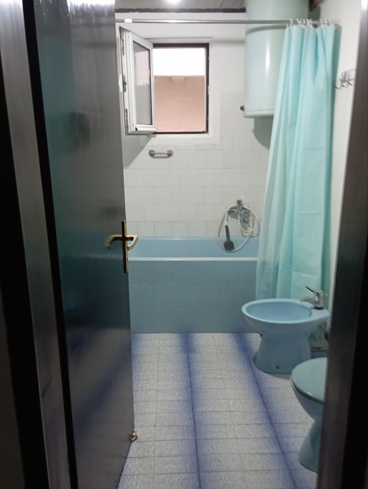 Izdajem polunamesten stan u prizemlju kuce u Durlanu, poseban ulaz , odvojena struja , grejanje TA. 0637627095