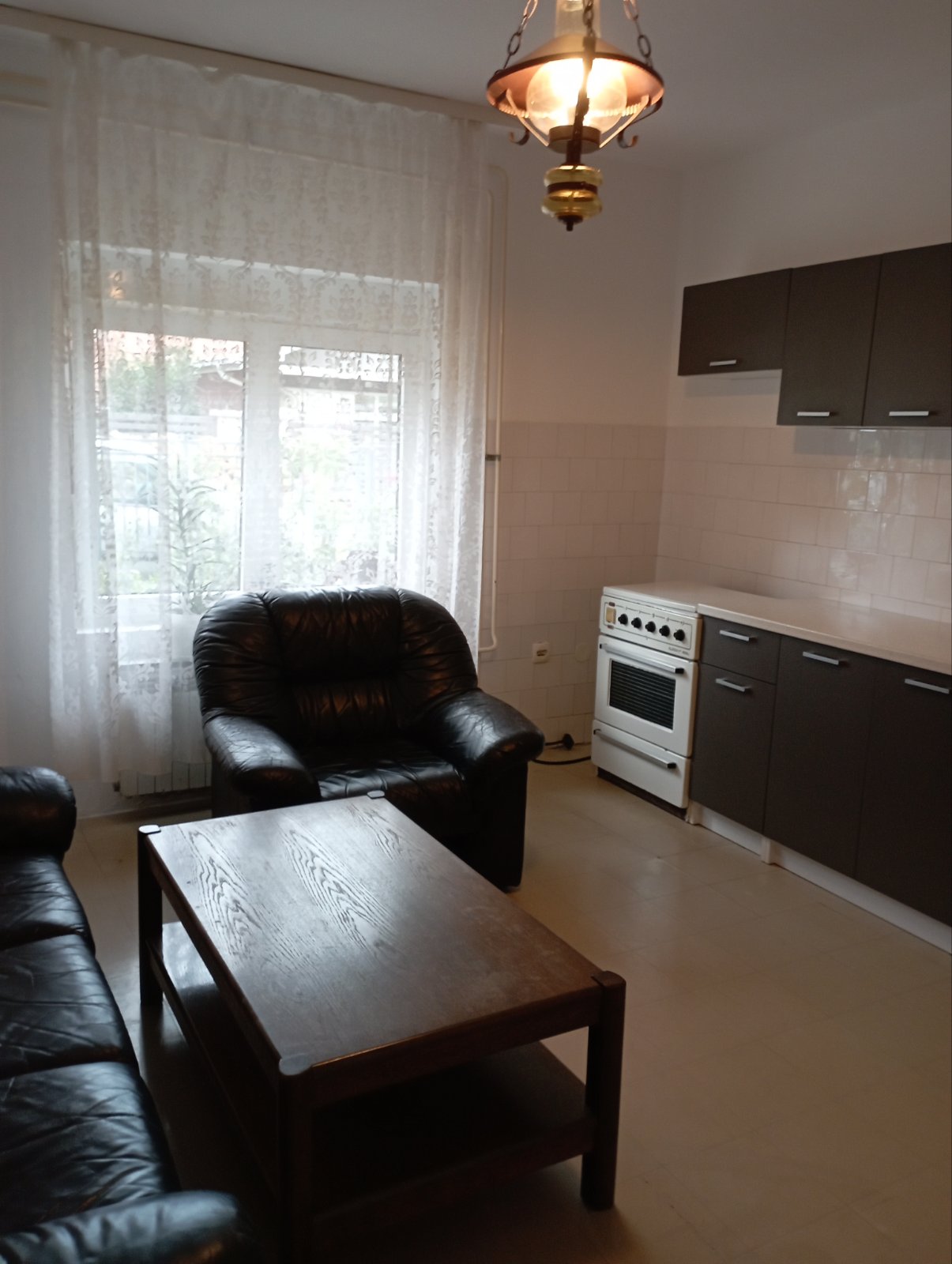 Izdajem polunamesten stan u prizemlju kuce u Durlanu, poseban ulaz , odvojena struja , grejanje TA. 0637627095