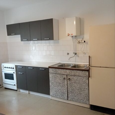 Izdajem polunamesten stan u prizemlju kuce u Durlanu, poseban ulaz , odvojena struja , grejanje TA. 0637627095