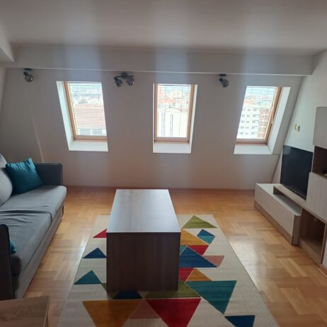 Izdaje se dvosoban stan,42 m² kompletno namesten,centralno grejanje,lift, Josifa Pancica 6 kod Imidza ,na zadnjem spratu. Cena 330 evra.0638720949