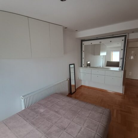 Izdaje se dvosoban stan,42 m² kompletno namesten,centralno grejanje,lift, Josifa Pancica 6 kod Imidza ,na zadnjem spratu. Cena 330 evra.0638720949