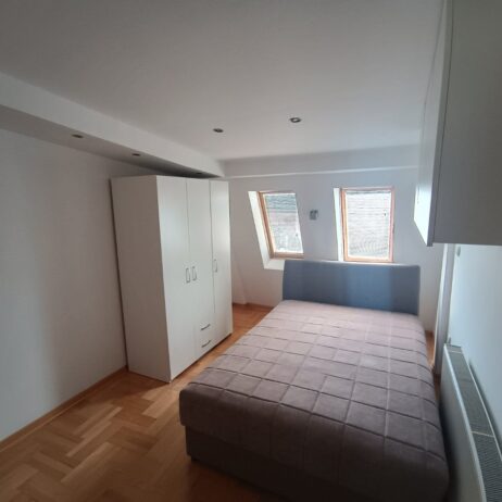 Izdaje se dvosoban stan,42 m² kompletno namesten,centralno grejanje,lift, Josifa Pancica 6 kod Imidza ,na zadnjem spratu. Cena 330 evra.0638720949