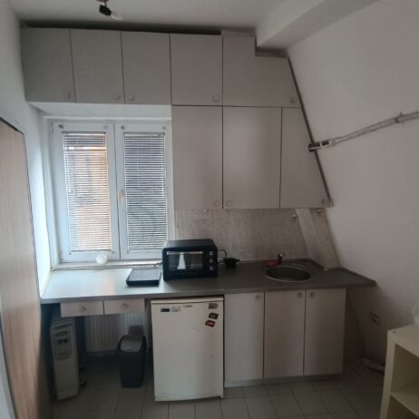 Izdaje se dvosoban stan,42 m² kompletno namesten,centralno grejanje,lift, Josifa Pancica 6 kod Imidza ,na zadnjem spratu. Cena 330 evra.0638720949