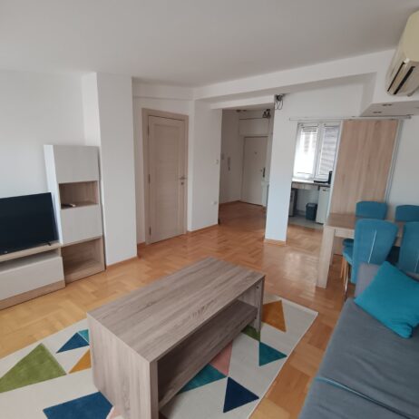 Izdaje se dvosoban stan,42 m² kompletno namesten,centralno grejanje,lift, Josifa Pancica 6 kod Imidza ,na zadnjem spratu. Cena 330 evra.0638720949