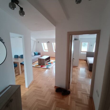 Izdaje se dvosoban stan,42 m² kompletno namesten,centralno grejanje,lift, Josifa Pancica 6 kod Imidza ,na zadnjem spratu. Cena 330 evra.0638720949