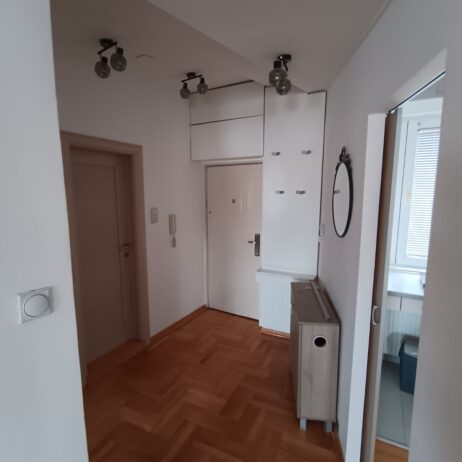 Izdaje se dvosoban stan,42 m² kompletno namesten,centralno grejanje,lift, Josifa Pancica 6 kod Imidza ,na zadnjem spratu. Cena 330 evra.0638720949