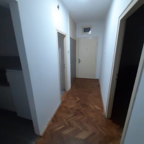 Izdajem namesten trosoban stan za studente u strogom centru grada Niša , grejanje TA. Cena 300E 0654119889
