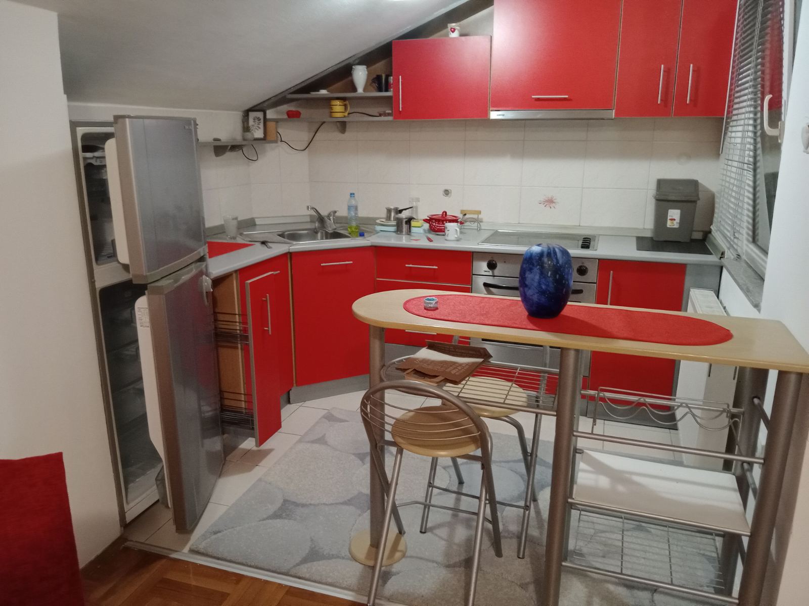 Izdajem prostranu modernu garsonjeru