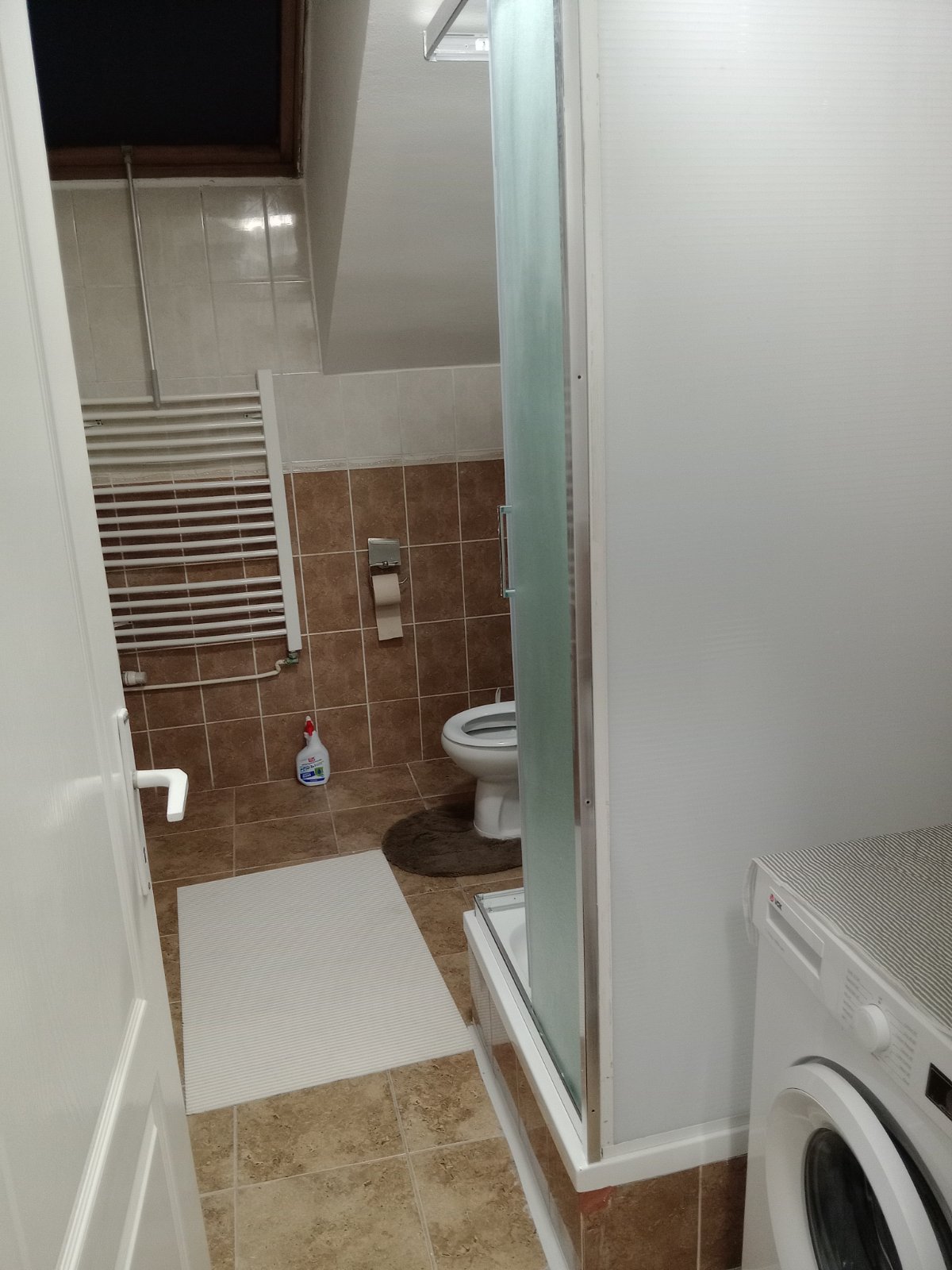 Izdajem prostranu modernu garsonjeru